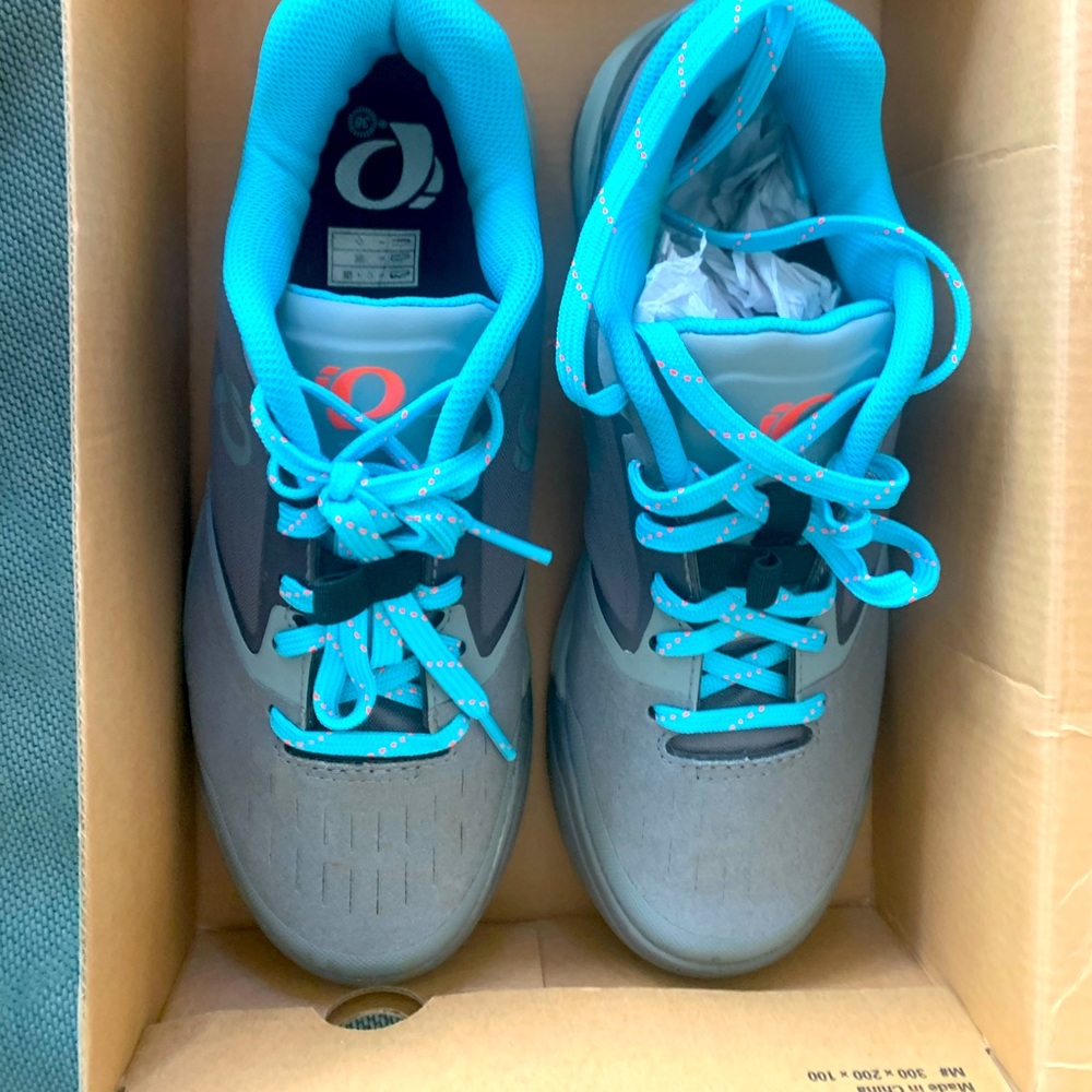 Great biking shoes Pear Izumi. Like new, worn once. Super cute. Great brand.